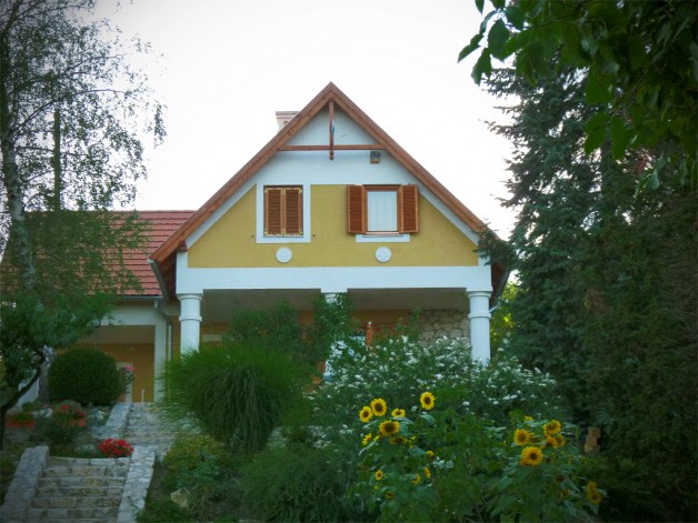 Nyaraló a Külsöhegyi úton